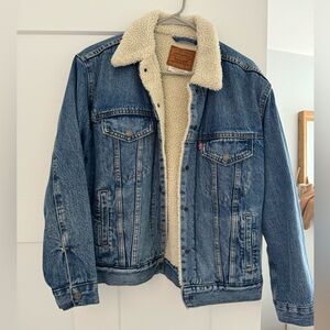 Levi’s Sherpa Trucker Jacket - size M